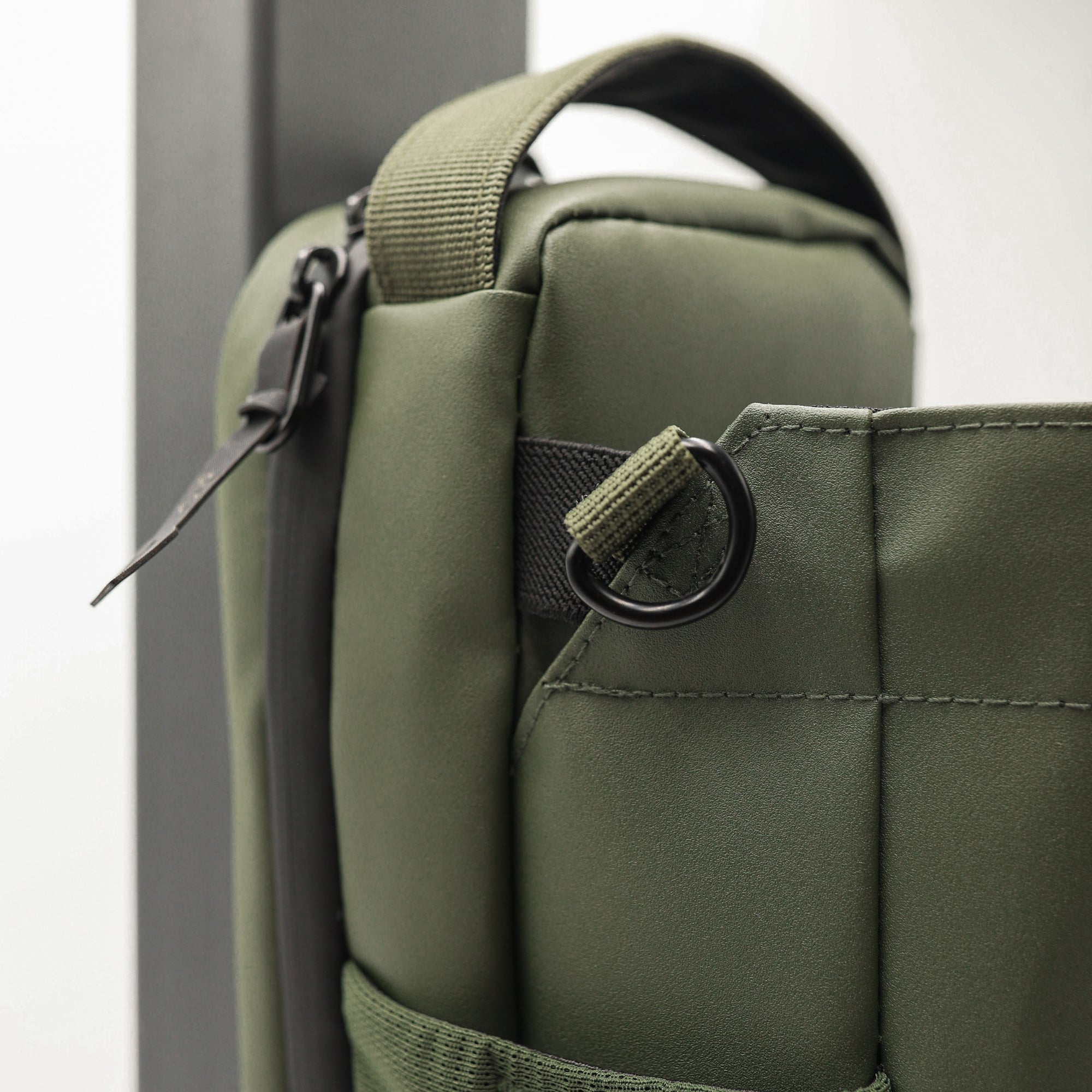 Magnetic water bottle bag