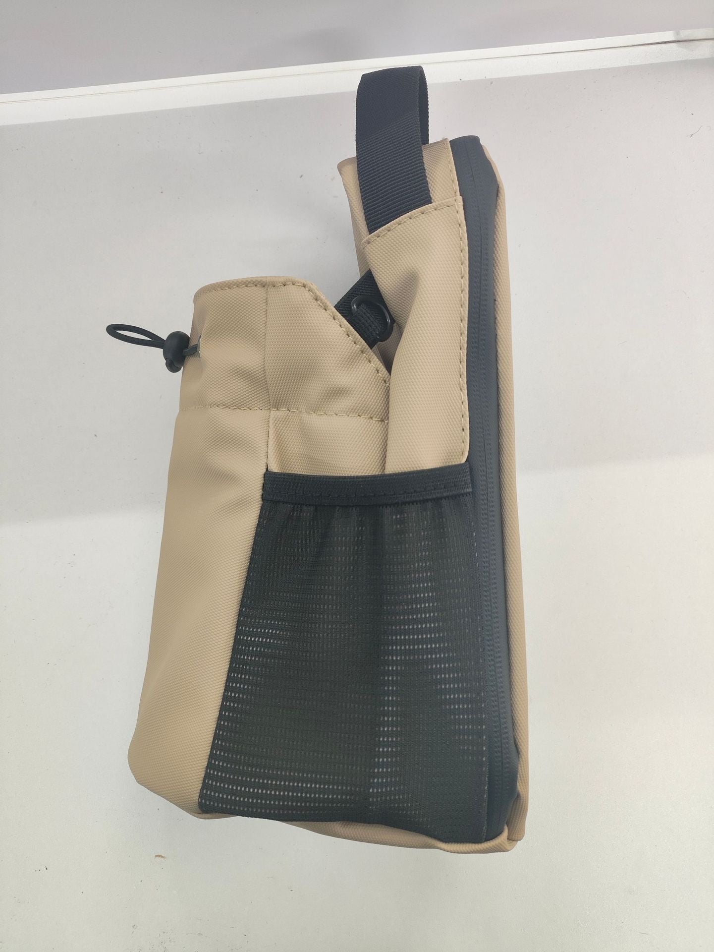 Magnetic water bottle bag